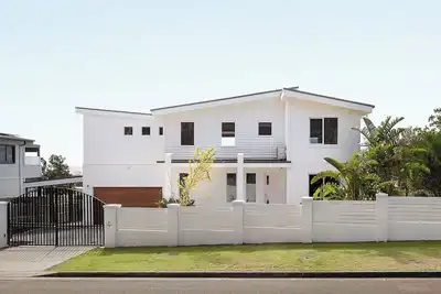 Image de Where style meets the sea: 180° Views & Beachside Living