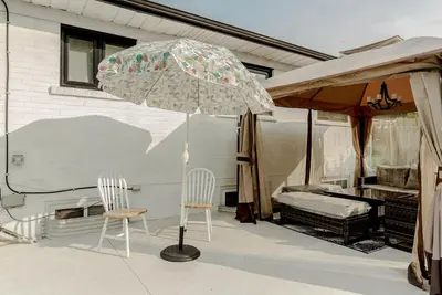 Image de South Oakville Bliss Haven: Spacious 5 Bedroom Home with 2 Kitchens and Terrace