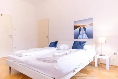 Image de Wiener Stadthalle 2br City Stay w/ King Beds