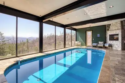 Image de 3 Bears Cottage | Private Indoor Pool · Sleeps 20 · Resort Amenities