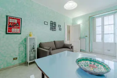 Image de A comfortable, welcoming 40 square meters apartment, perfect for four people, located on the second floor of a period building (No elevator). The property is located near the Vittorio Emanuele I Bridge in a quiet residential area, well-connected to the ci
