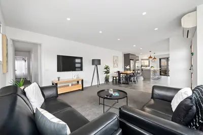Image de Modern Villa close to shops-10mins City/Airport.