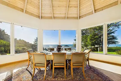 Image de Emerald Phoenix Estate~Private Ocean Front Luxury!