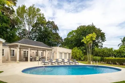 Image de A 3 Bedroom Sandy Lane Villa With Access To The Beach Club - A Short Walk Away