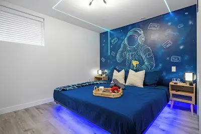 Image de A fun, family friendly lower suite close to Wem with a game room, creative themed rooms, full kitchen, fenced yard & easy parking.