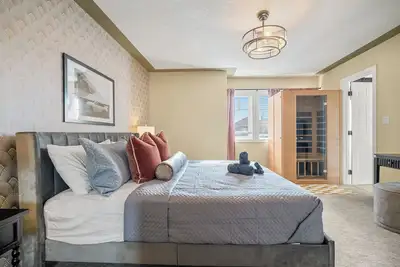 Image de Hollywood-inspired retreat with sauna, theatre, themed rooms, and Bbq patio