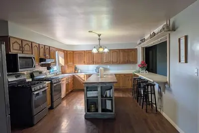 Image de Relax at this peaceful two home countryside retreat with a private hot tub, pond views, 2 fire pits, and fishing for cozy comfort and country charm for everyone.