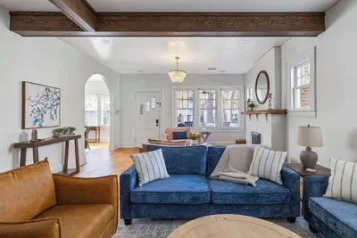 Image de Beautiful 6 Bedroom Home, Walk to Shops and Dining