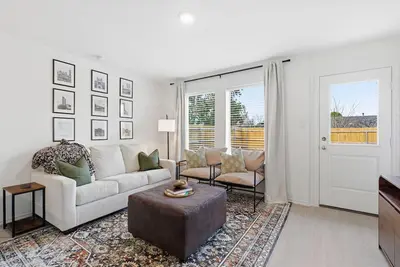 Image de Brand New 3br House - Game Day Ready - 2. 4 Miles to Ou - With Garage - Sleeps 7