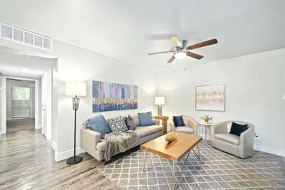 Image de Modern & Spacious Retreat Steps from At&T Stadium