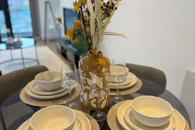 Image de Large Balcony / Free Parking / Central 2 Bed Apartment