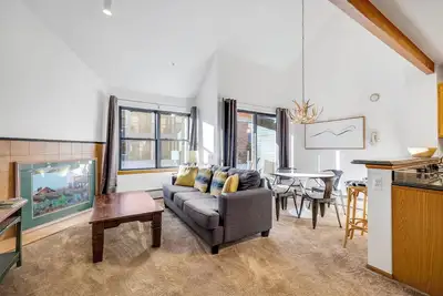 Spacious Studio with Private Sleeping Area, Central to Slopes and Downtown