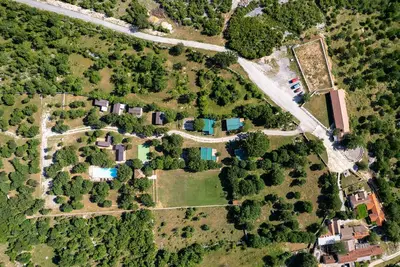 Image de Caravane confortable avec piscine à Obrovac