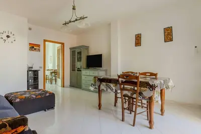 Image de Spacious apartment of about 100 sqm, ideal for groups or families of up to 6 guests, located on the third floor of a building with an elevator (Not for disabled persons). The property is situated in the residential district of La Vega, a quiet yet well-s