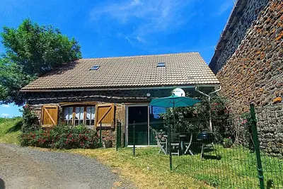 Image de Gîte L'ostalou - Haute Auvergne : vue montagne, terrasse privée et Wi-Fi