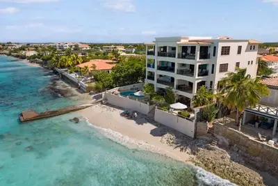 Image de Oceanfront Penthouse in Belnem – Beach Access, Pool & Dive Storage - Bellevue 10