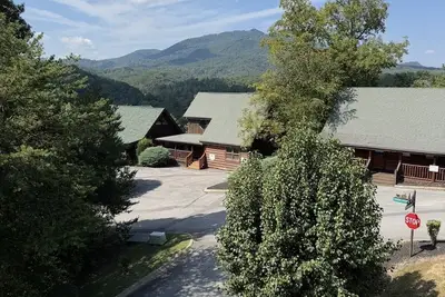 Image de Sunrise/Sunset Mtn Views! GameRoom, HotTub, InOutPool, MiniGolf ~3 miles to pkwy