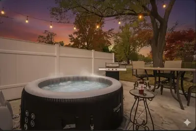 Image de Lux *Union Lake* Lakehouse*Hot Tub* 6 Mins to Hospital