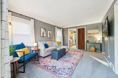 Image de Cheerful & Clean 2br by Tcc & Zoo! Fenced yard!