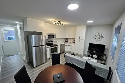 Image de Modern Newer Garage Suite Unit