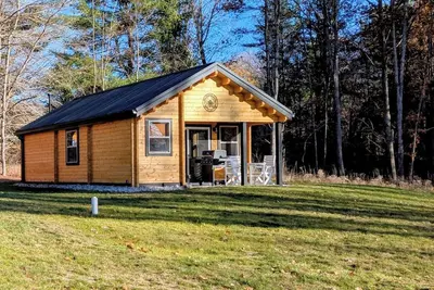 Image de Cozy 2 Bedroom Cabin in Serene Bellaire/Alden with LakeViews-Bumbleebee Bungalow