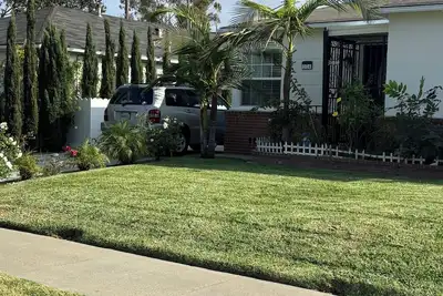 Image de 3-bedroom building in tranquil Inglewood with Ac comfort