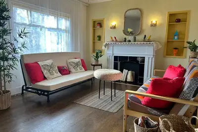 Image de Entire 2 Bdrm, centrally located place