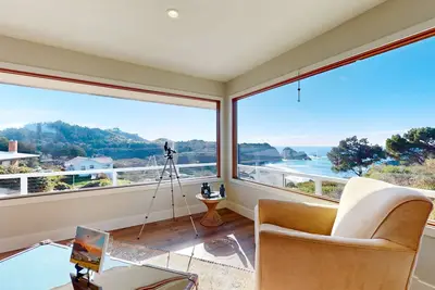 Image de Panoramic Ocean View Home in Elk with Beach Access