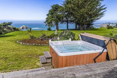 Image de Large Oceanfront Bluff Home in Elk with Hot Tub