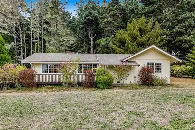 Image de Sunny getaway with hot tub, yard & beach trail