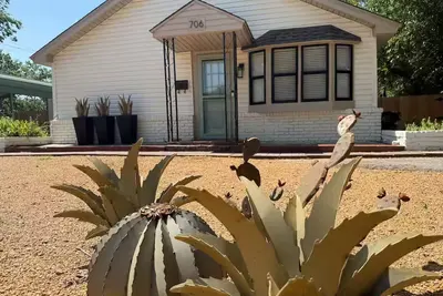 Image de Tons of Parking. King bed- Serta Mattress. Carport