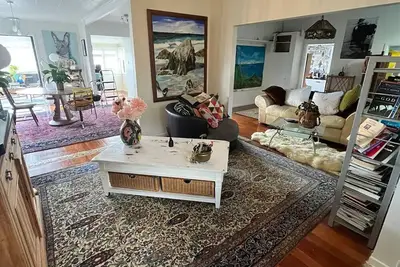 Image de Unique City Bungalow\nTwo bedroom eclectic City Bungalow  Arty and tranquil haven