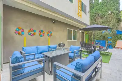 Image de J. Lovely & Spacious 3br Home by Universal with Patio + Parking