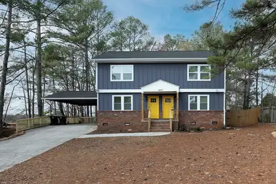 Image de Beautifully Designed New Townhome in vibrant East Point w/ Electric Car Charger!