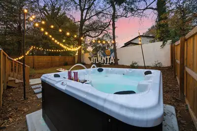 Image de Hot Tub, Fire Pit, Office+Monitors, Walk2Beltline