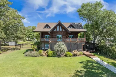 Image de The Hemlock Lodge, Luxury Lakeside Log Cabin Estate. Hot tub, Dock, Boat Lift!