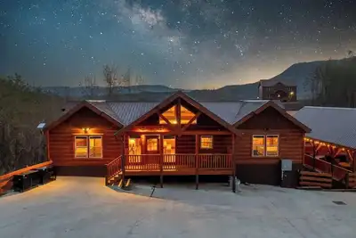 Image de 8-Bedroom Cabin with Indoor Pool, Outdoor Theater & Hot Tub Near Dollywood