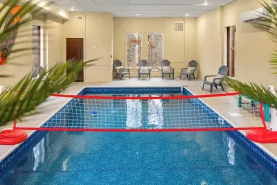 Image de 8-Bedroom Smoky Mountain Cabin with Indoor Pool, Theater & Game Room