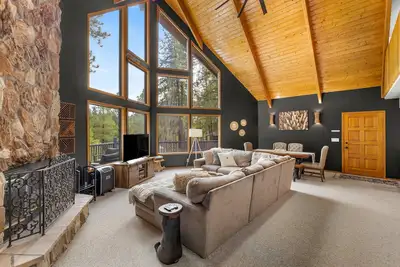 Image de Modern Mountain Chalet with Wall-of-Windows & Forest Views.