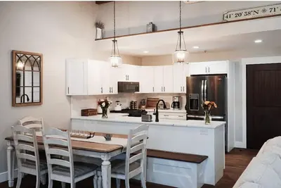 Image de Prime Mystic Location - 2br 2ba Condo