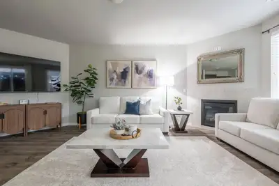 Image de Cozy Modern Home!