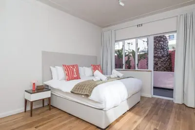 Kiandra Modern Bantry Bay 2-Bed: Walk to Promenade