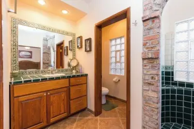 Image de Beautiful family residence only 5 minutes away from the beach.