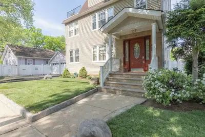 Image de Luxury 2 Brm: A Zen Den Nestled in the Prestigious Forest Hill Area of Newark Nj