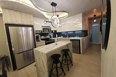 Image de Nest with the Best and Elevate your Flight. Within Minutes of Lmm Int'l Airport