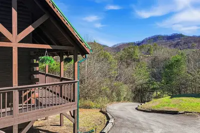 Image de Cozy Log Cabin - Hot Tub, Games, & Mountain Views