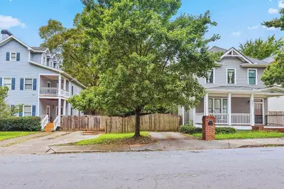 Image de Two Family Homes Near Mercedes-Benz | Sleep 26