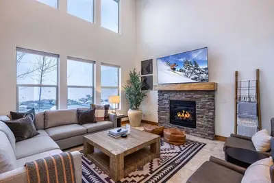 Image de Summer by the Lake! Beautiful Swimming Pool, Patio Hot Tub Firetable Bbq Nature Trails Hiking Biking