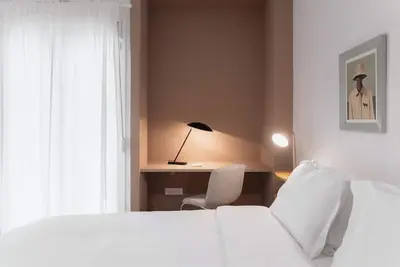 Image de Cozy 2br Apartment • Warm, Bright & Steps to Metro