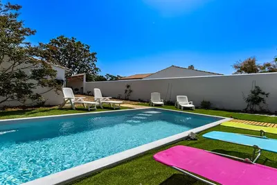 Image de Maison moderne avec piscine chauffée et proche plage - 4 chambres